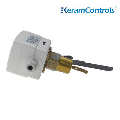 Planta industrial que instala tubos el acero inoxidable líquido del interruptor de flujo