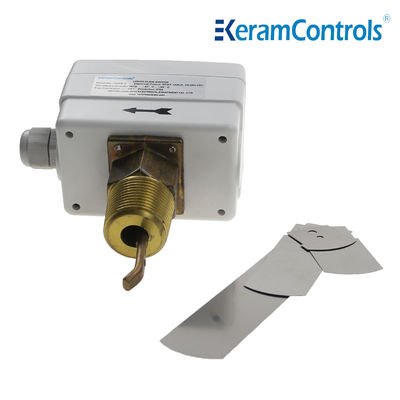 Planta industrial que instala tubos el acero inoxidable líquido del interruptor de flujo