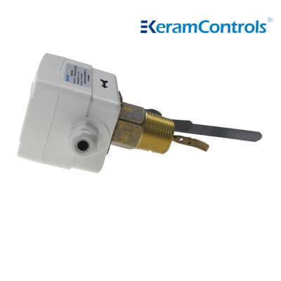 Planta industrial que instala tubos el acero inoxidable líquido del interruptor de flujo